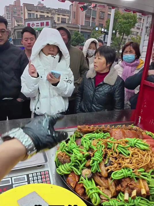 90后小伙带你沉浸式体验摆摊卖大锅卤菜 胡师傅大锅卤菜