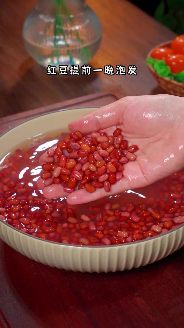 喜欢吃红豆糕的自己在家做,香甜软糯,一口一个真的太好吃了