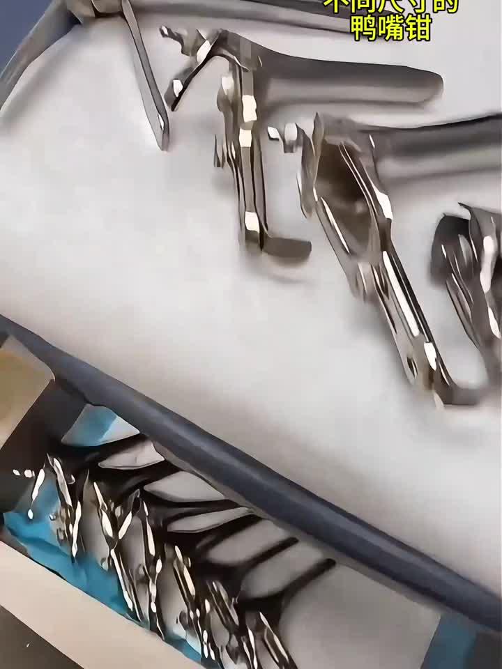 医学生演示不同型号鸭嘴钳在手术室的应用