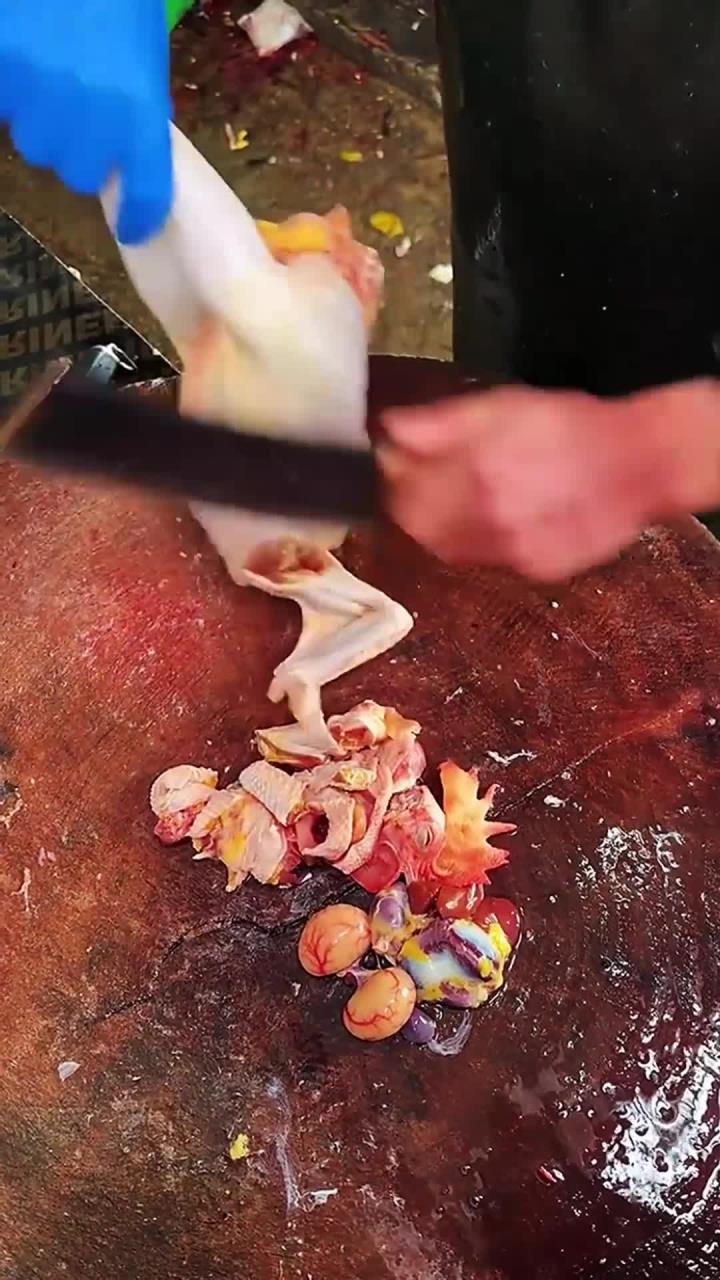 小哥专业分割小鸡的手法