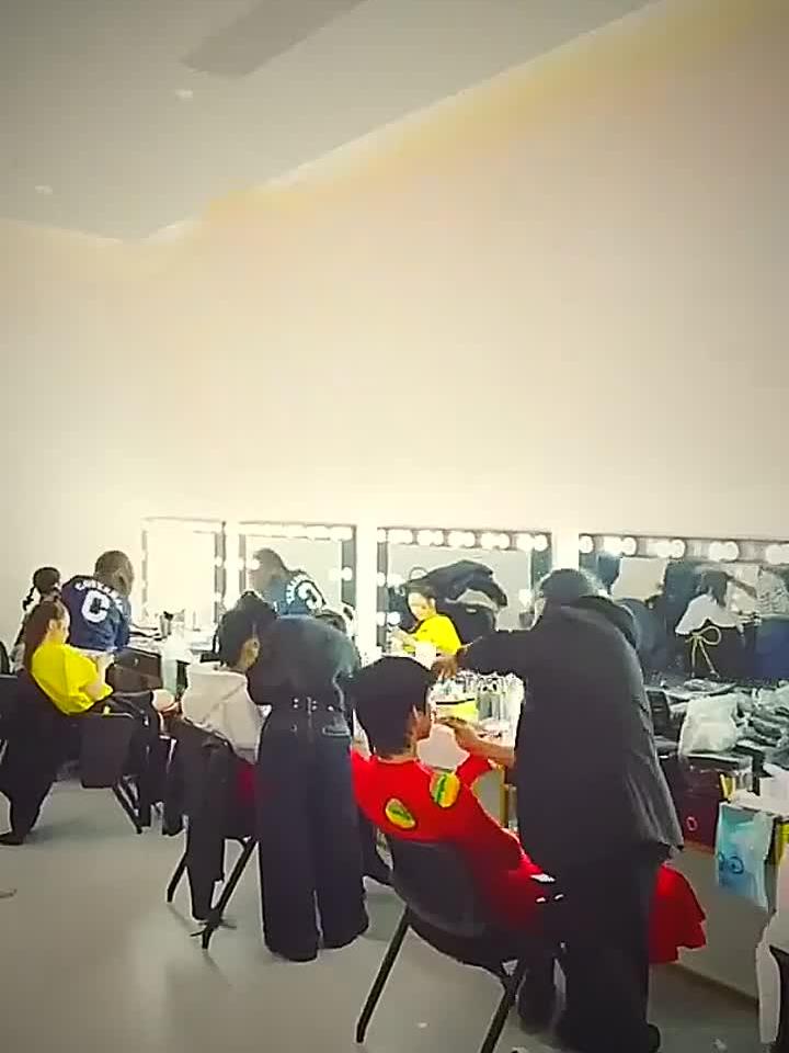 麦当劳鸡不可失食装周 开秀啦,快来和一起前排看秀,感受辣堡