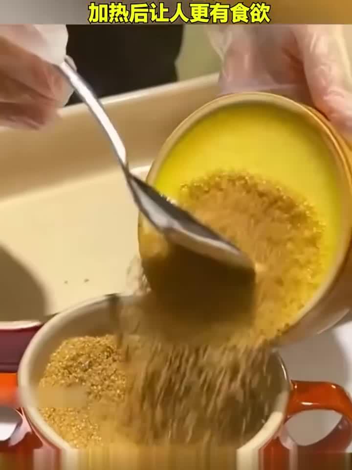 西餐厅的布丁与众不同,上面洒一层食物,加热后让人更有食欲!