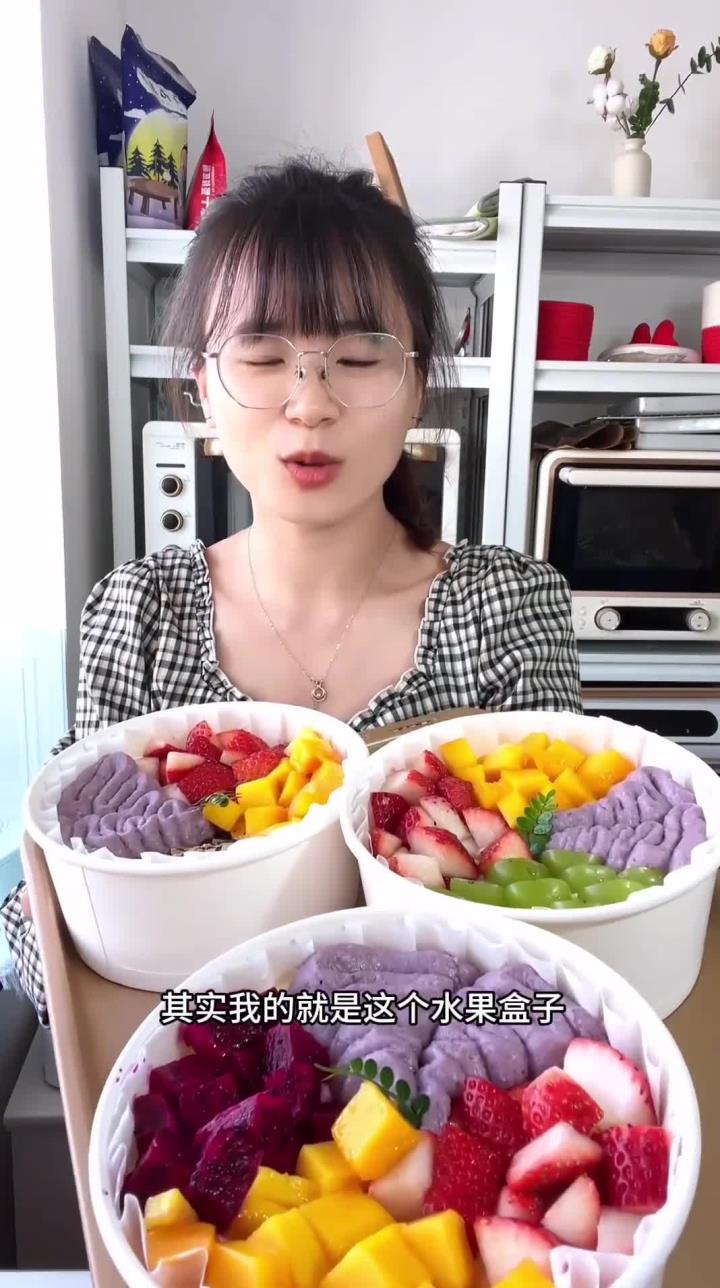 出摊卖的很火的一款水果盒子,口感丰富颜色也非常漂亮