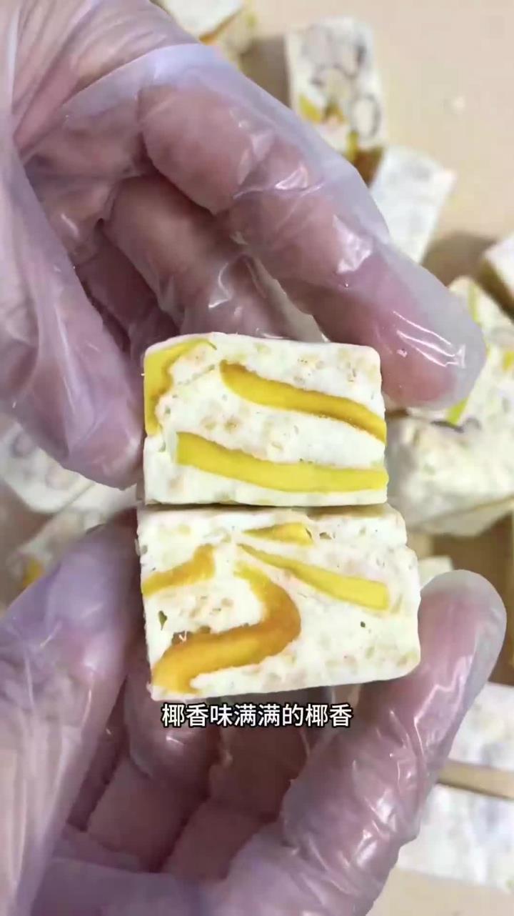 过年必备糖果椰香芒果牛轧糖,一口下去满满的椰香味口感丰富巨好吃