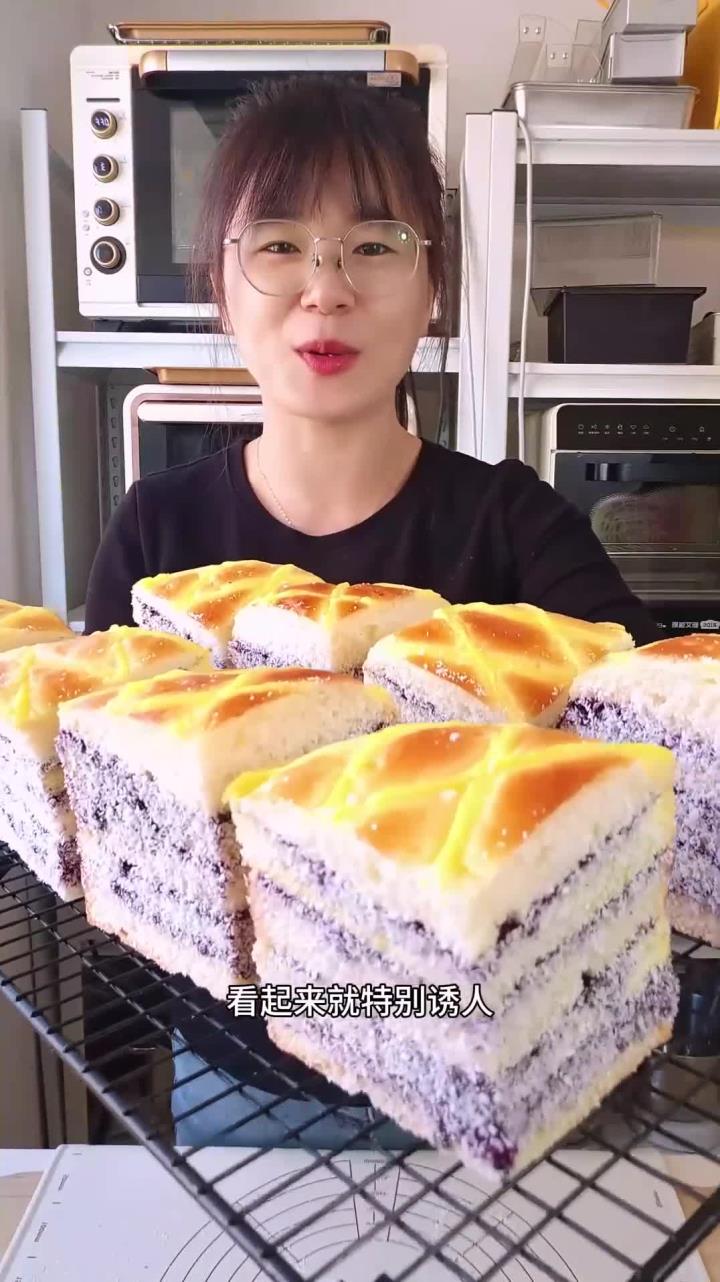 火爆全网的蓝莓椰蓉面包!两层蛋糕三层面包四层蓝莓酱!就这组合谁吃一口能不迷糊
