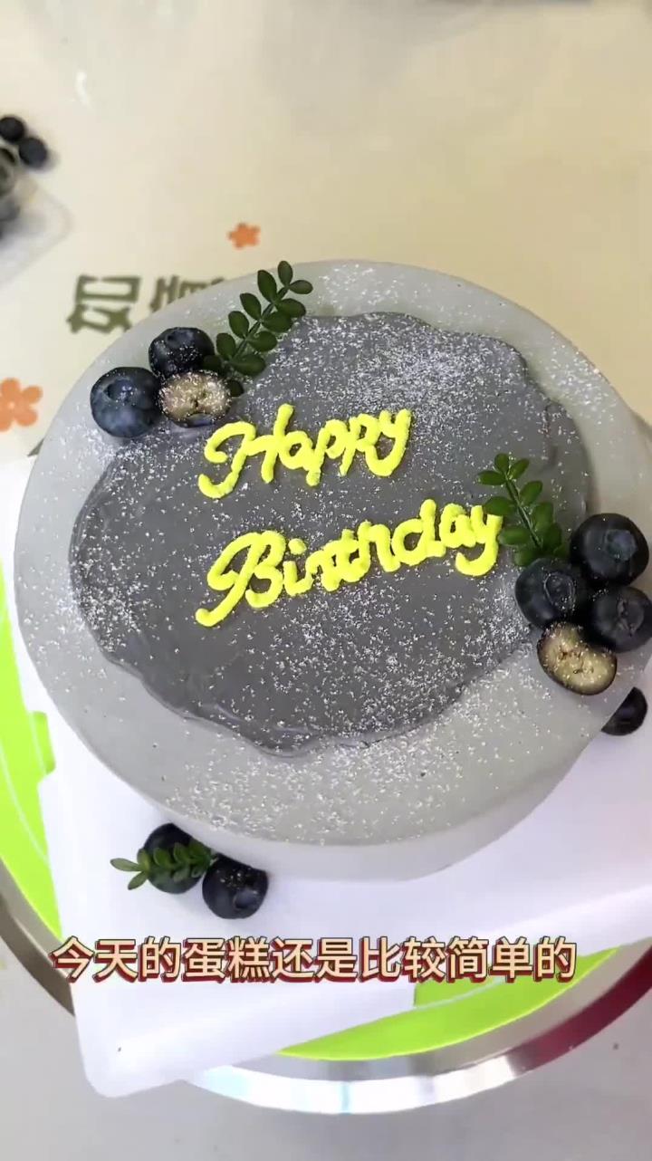 简单大气的男士简约风蛋糕,话说烘焙人都囤奶油了吗