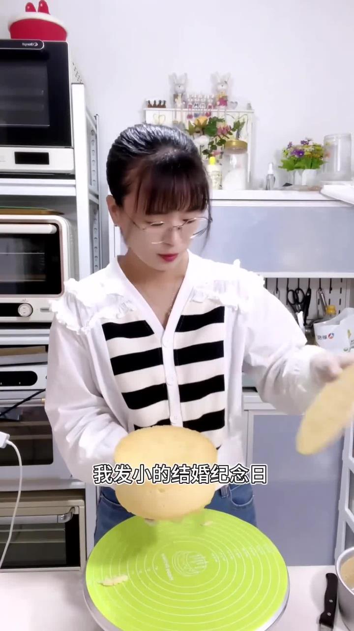 每次做结婚纪念日蛋糕大损狗都要挨骂