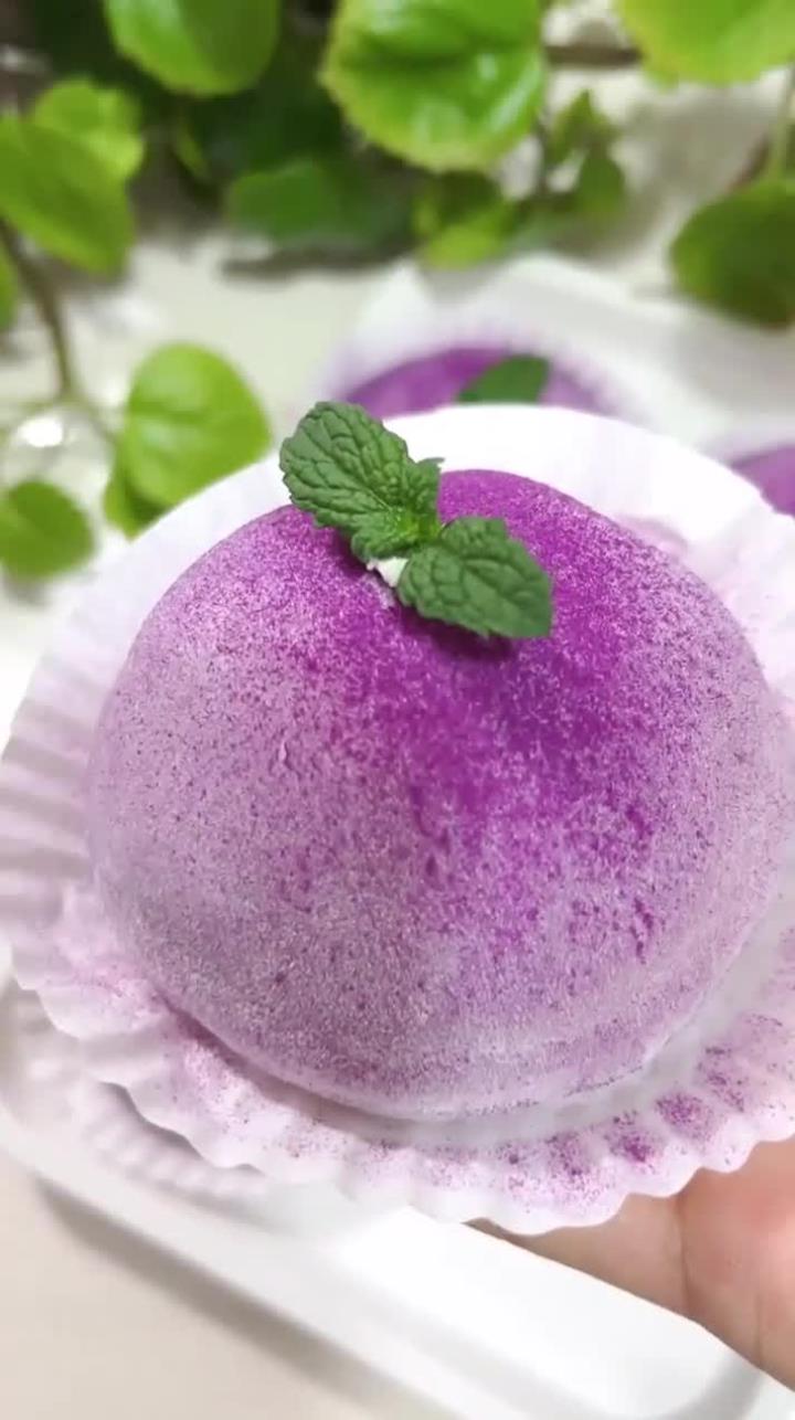 听名字就浪漫得不得了的冰皮月亮蛋糕,外糯里软,一口下去四重口感太满足了