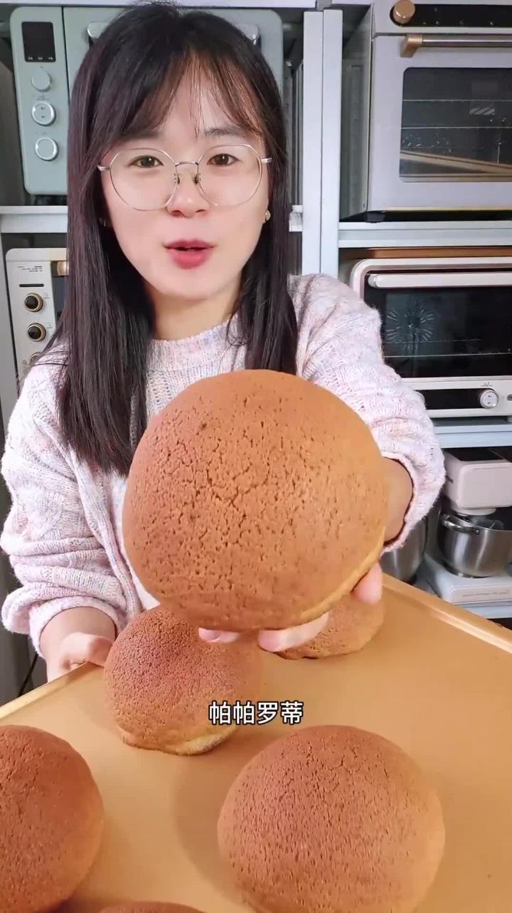 用新鲜萃取的咖啡做的帕帕罗蒂咖啡面包,妈耶!外酥里软口感真的绝绝子!咖啡脑袋们冲