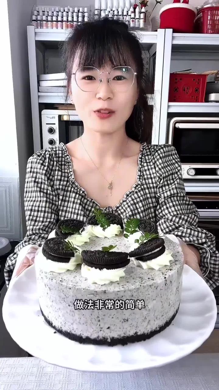 又是一款非常适合夏天的奥利奥慕斯蛋糕,不需要烤箱,只要搅一搅拌一拌,不需要任何的