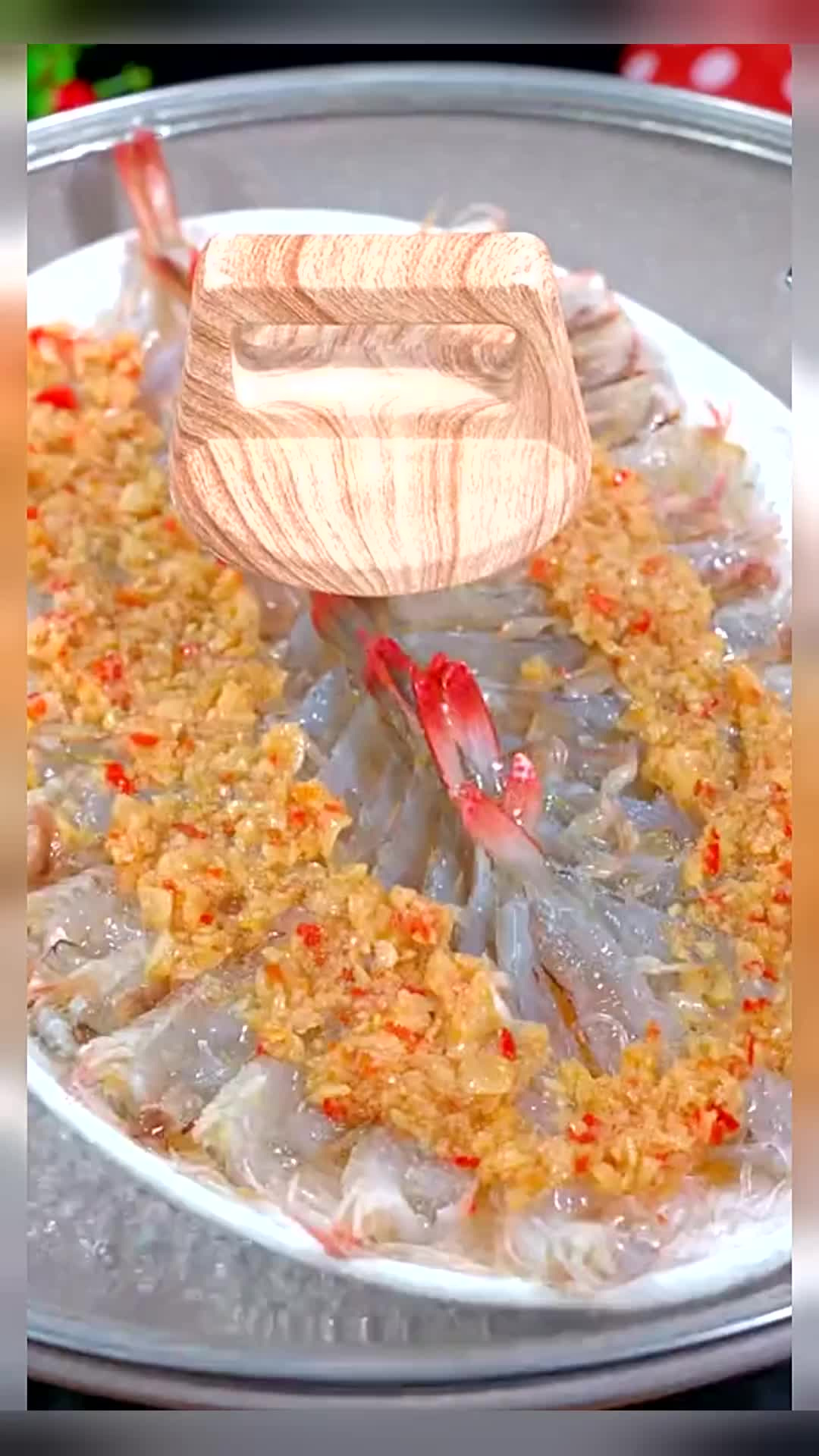 酒店里桌桌必点的蒜蓉粉丝开背虾,做法简单,还没上桌就被抢光的