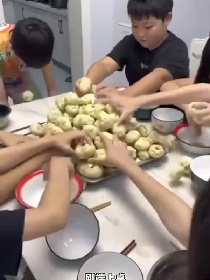 几个孩子在家吃包子