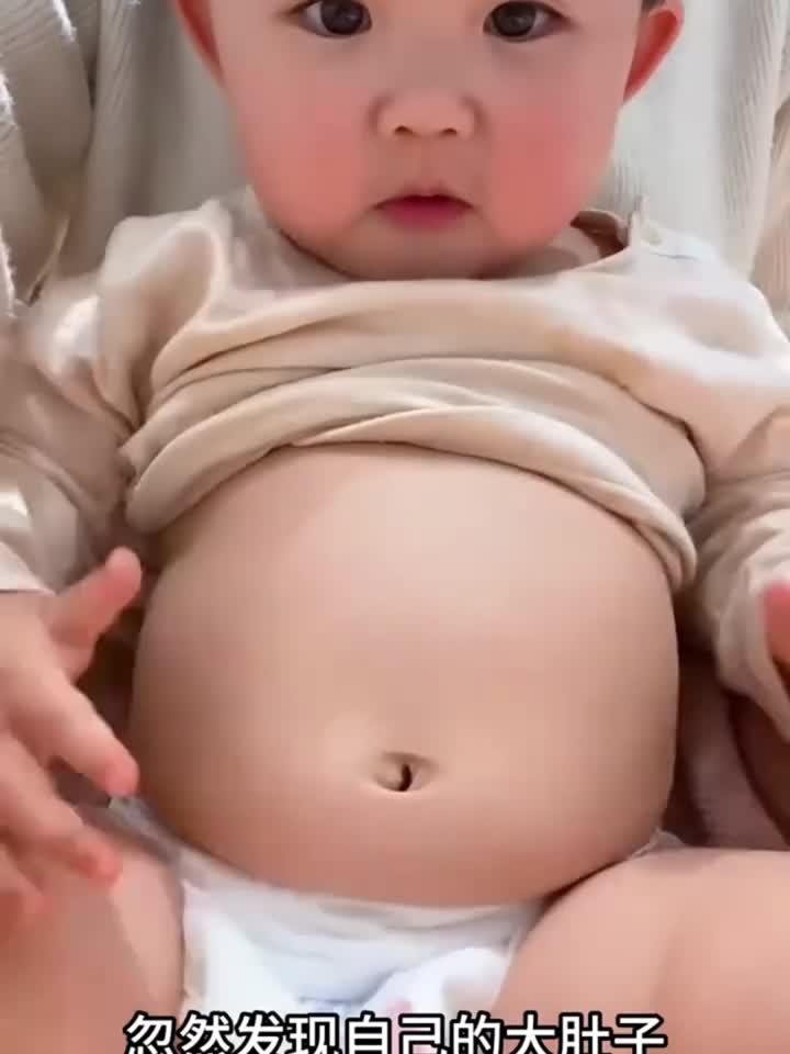 可爱萌宝镜前捏肚子,童趣瞬间引人忍俊不禁!