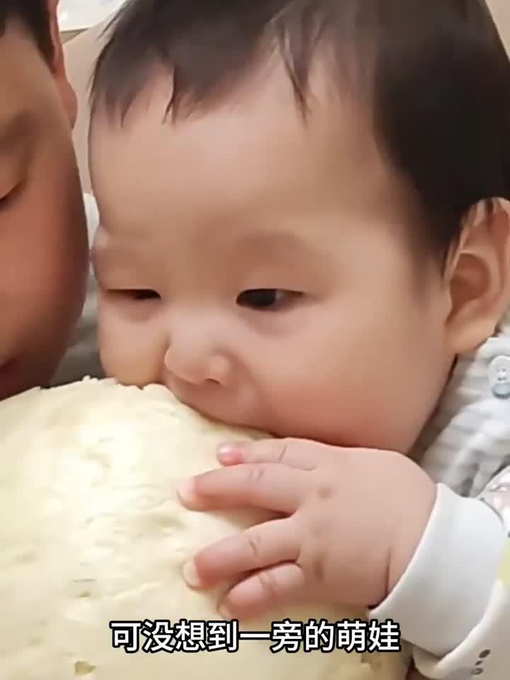 萌娃争抢哥哥的馒头,啃了一点皮,画面温馨搞笑!
