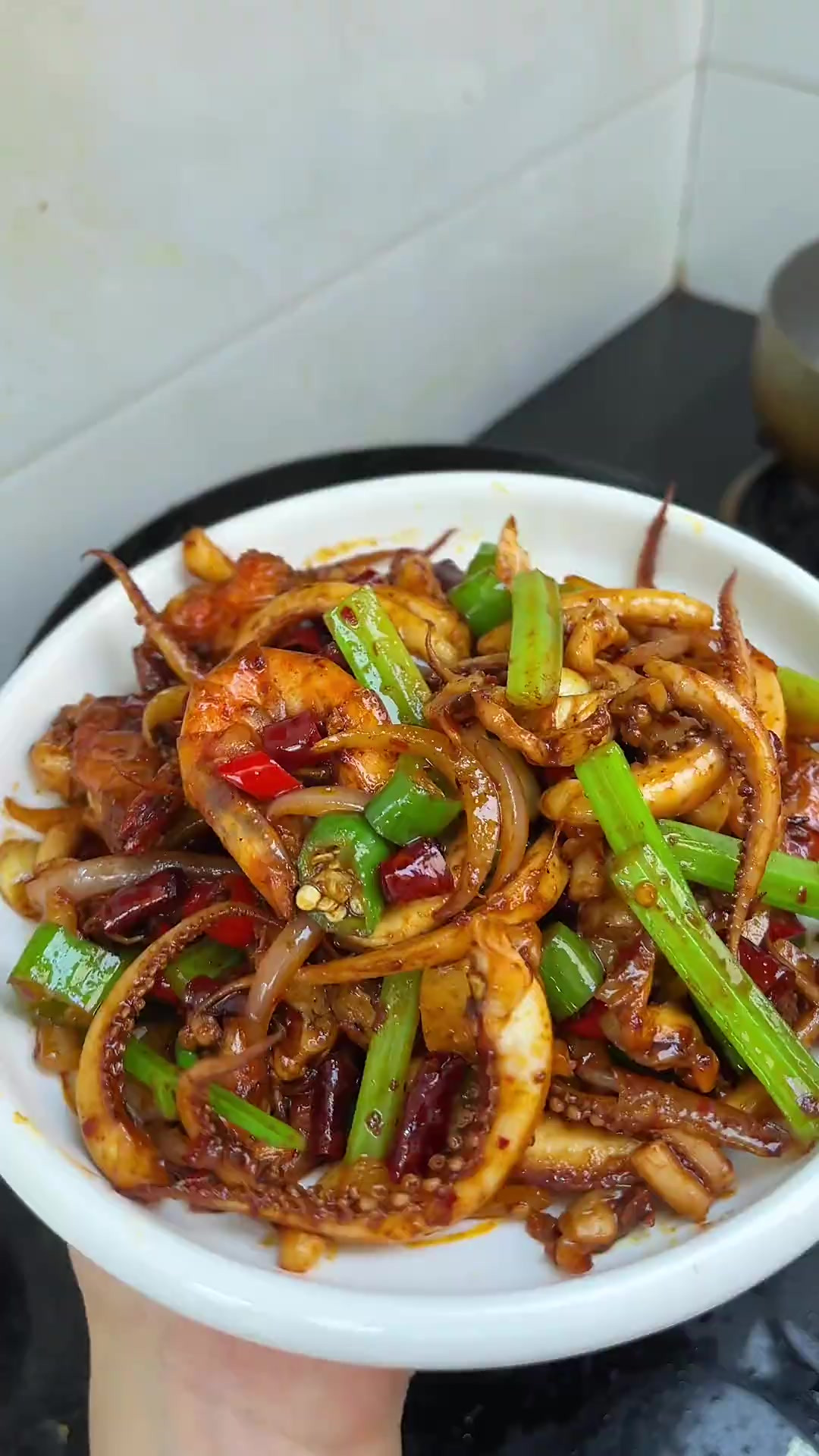 在家就可以做出非常好吃的干锅鱿鱼虾,味道一点也不输外面饭店的