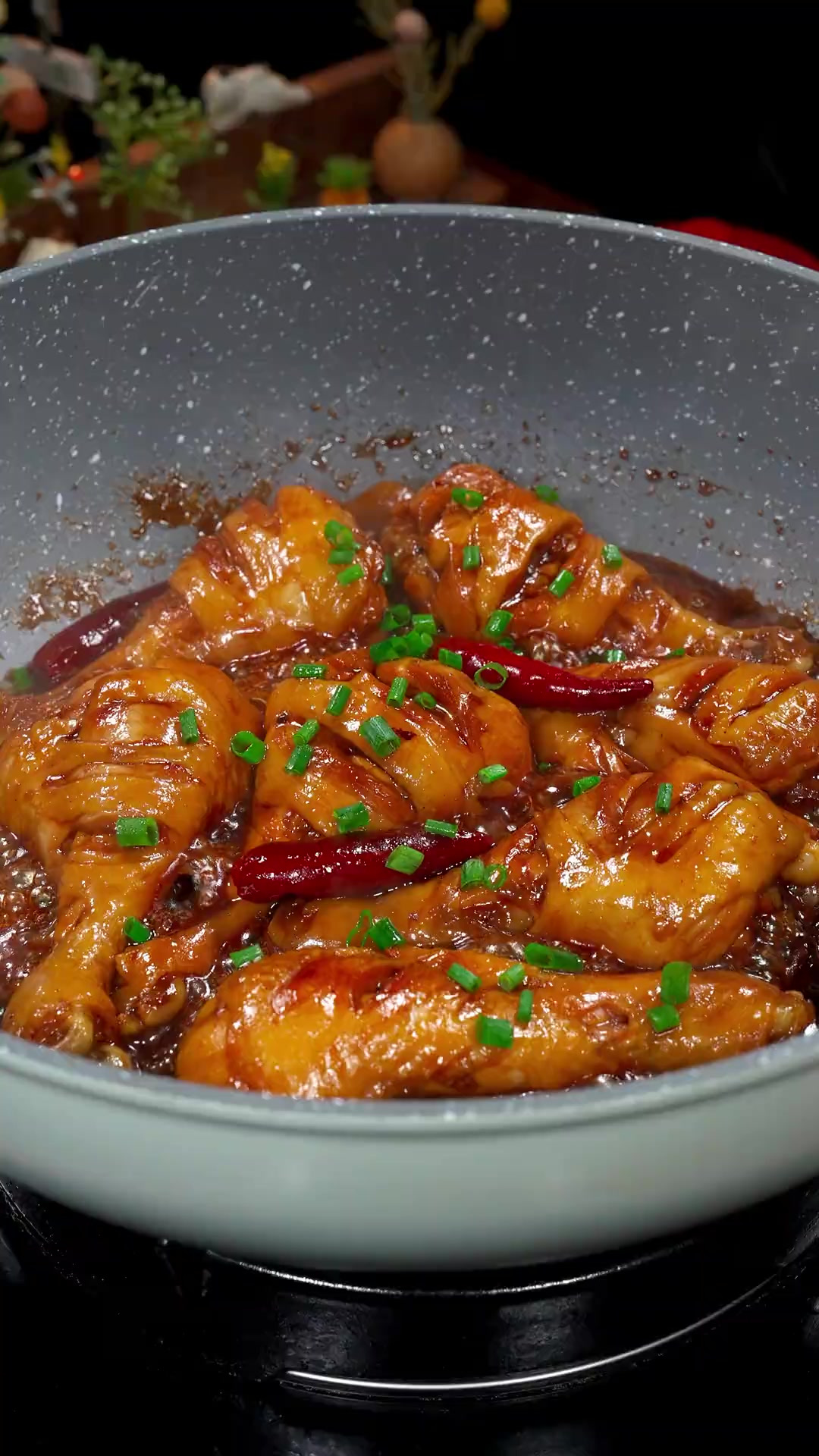 今天做一道孩子们超爱吃的红烧鸡腿，做法简单 软烂入味。汤汁拌