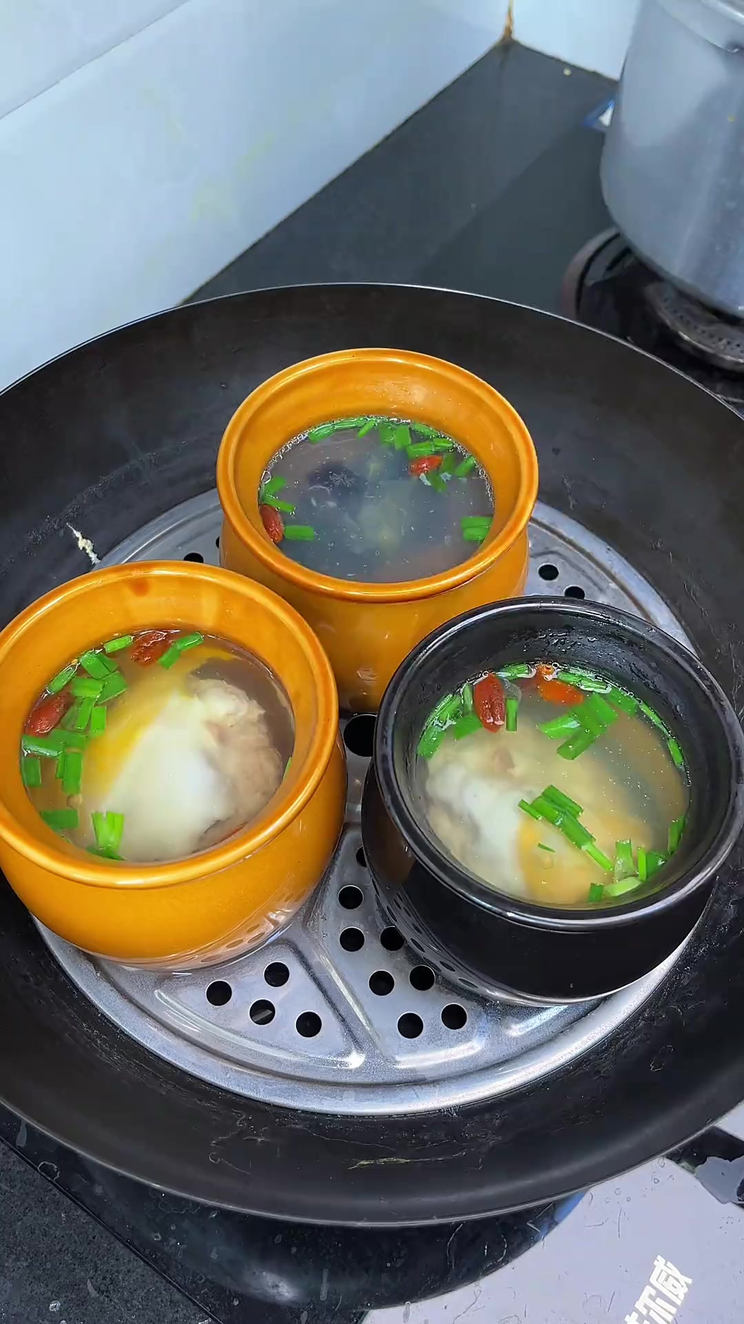 周末给两个小孩做了她们最爱喝的鸡蛋肉饼汤，汤鲜肉嫩，特别好喝