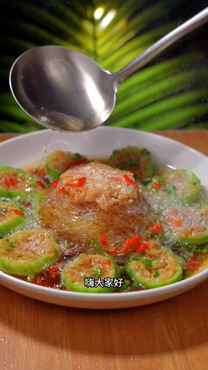 丝瓜买回家不要再煮着吃了,跟我一起做个蒜蓉粉丝蒸丝瓜,真的太