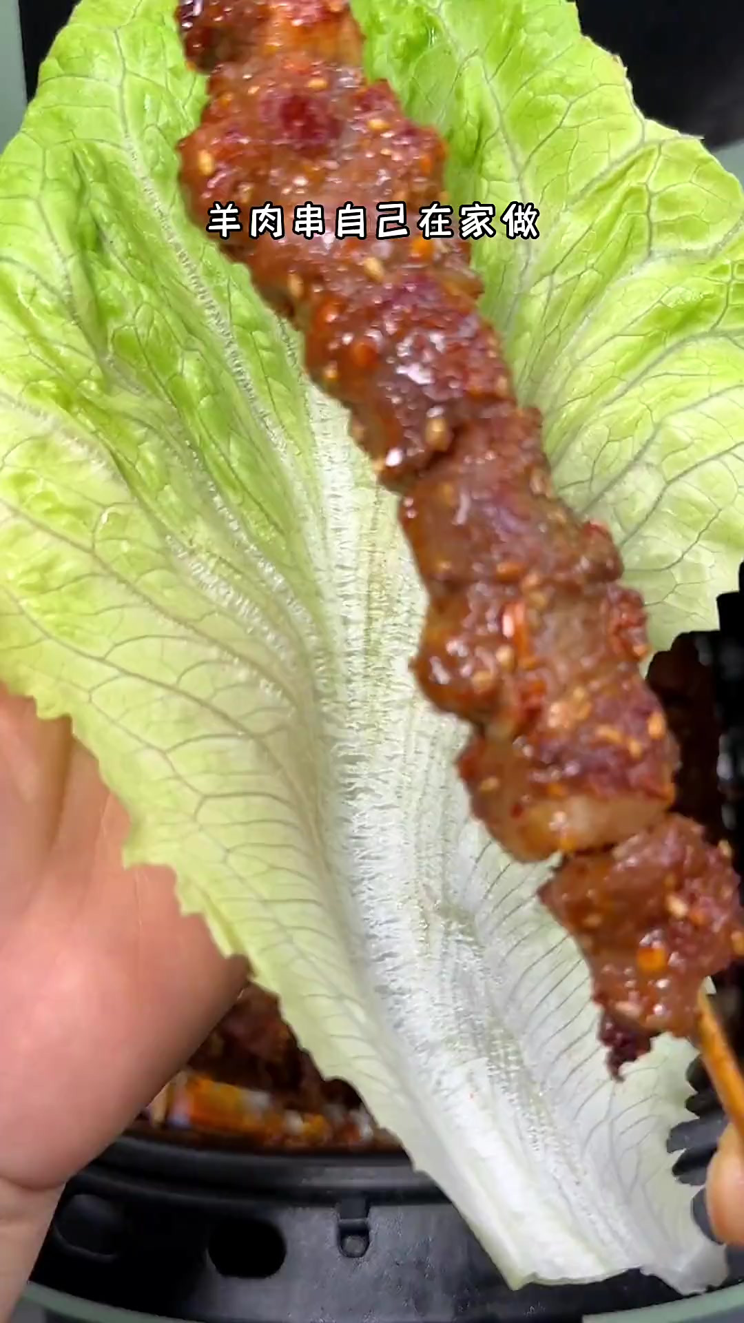 想吃羊肉串你就像我这样做，味道比烧烤摊的还要好吃，一口接着一