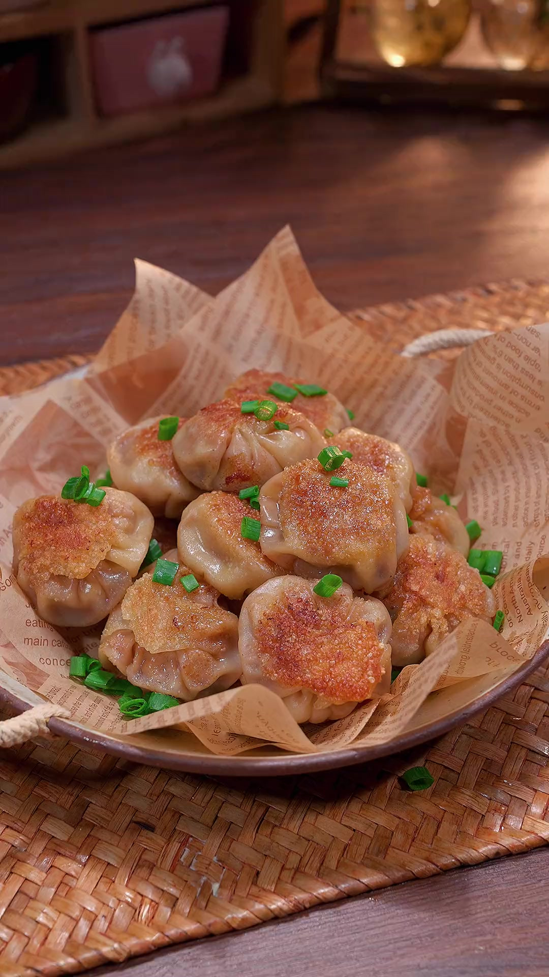 这个白菜猪肉小馅饼做法简单，鲜嫩多汁，一口一个大人小孩都爱吃