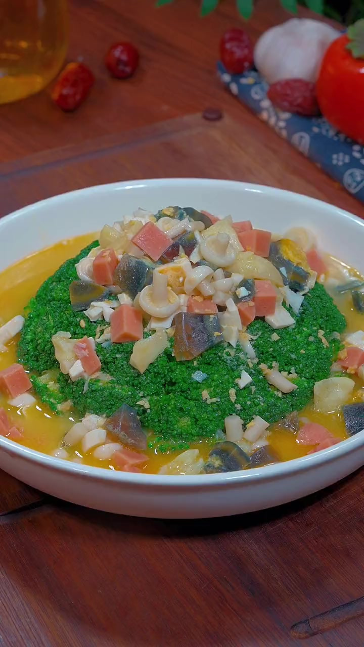 西兰花营养丰富，很多人买回家不知道怎么吃，试试这道经典的上汤