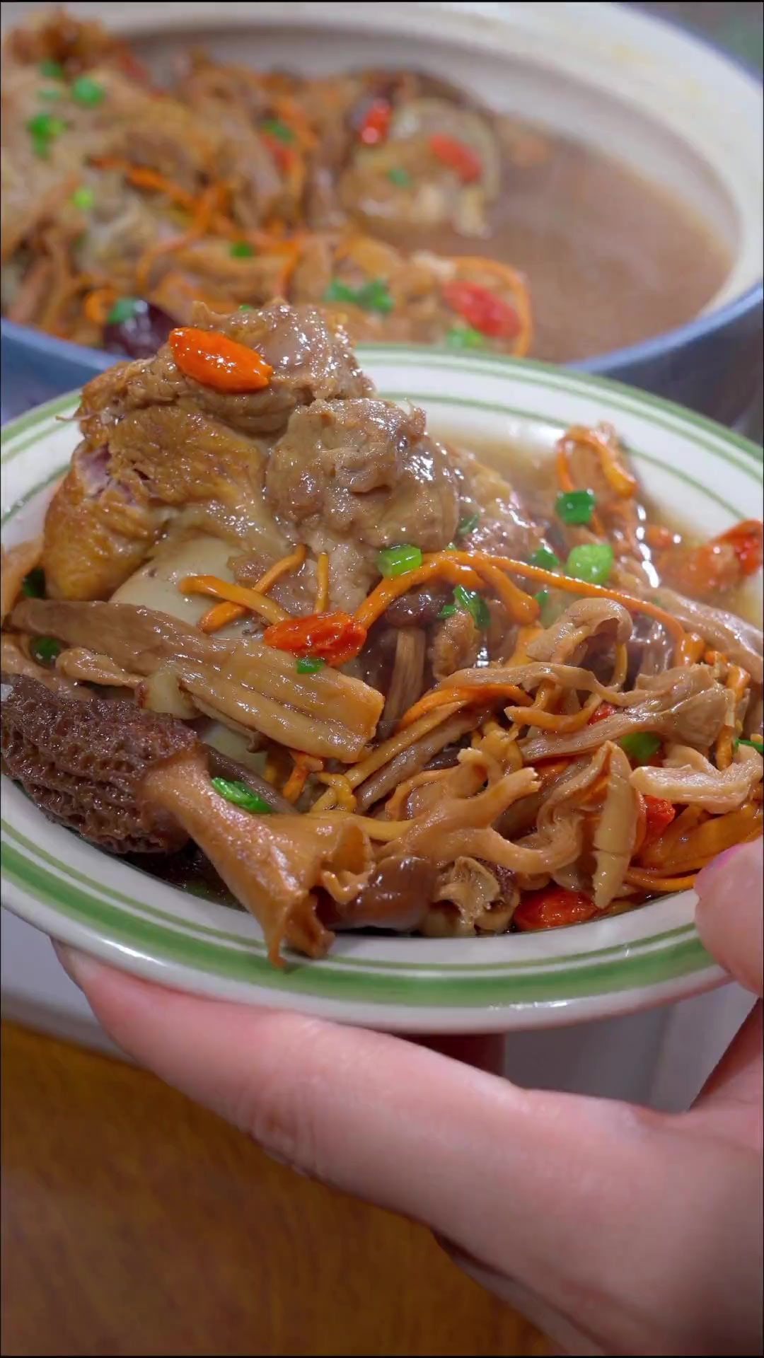 家里有老婆的，给她做个大骨菌菇汤，汤鲜味美，做法简单