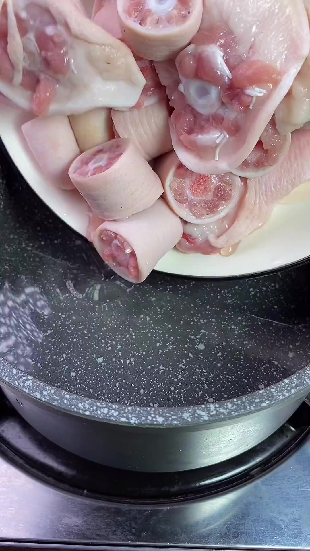 猪尾巴汤特别适合老公们喝，最好一星期两次，菌菇也可以搭配猪蹄