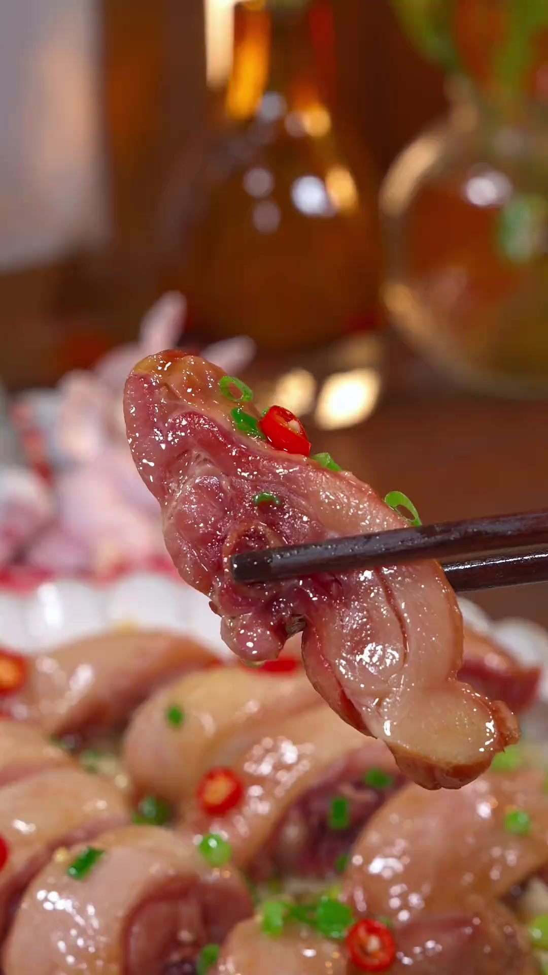 绍兴古法腌制的腊鸡腿蒸毛豆千张真的好吃下饭，腊味十足咸香入味