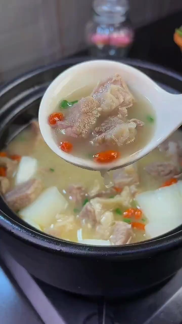 天气慢慢转凉了，现在正是吃肉喝汤的季节，今天这个萝卜牛肉汤肯