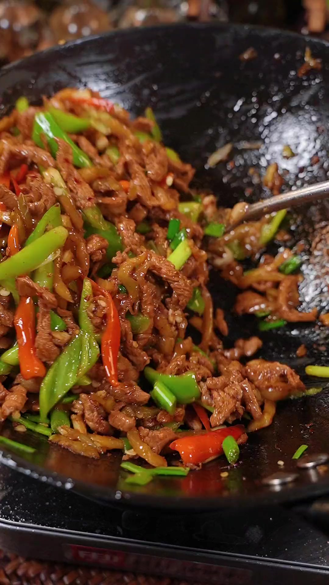 很多人炒榨菜肉丝时候不是特别咸,就是不香不好吃,两种平凡的食