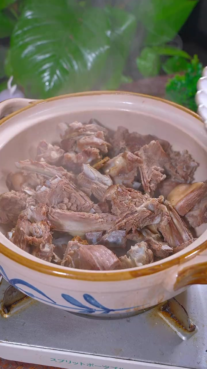 炖羊肉的时候千万不要放八角，你就做个广东的清汤羊肉火锅，又好