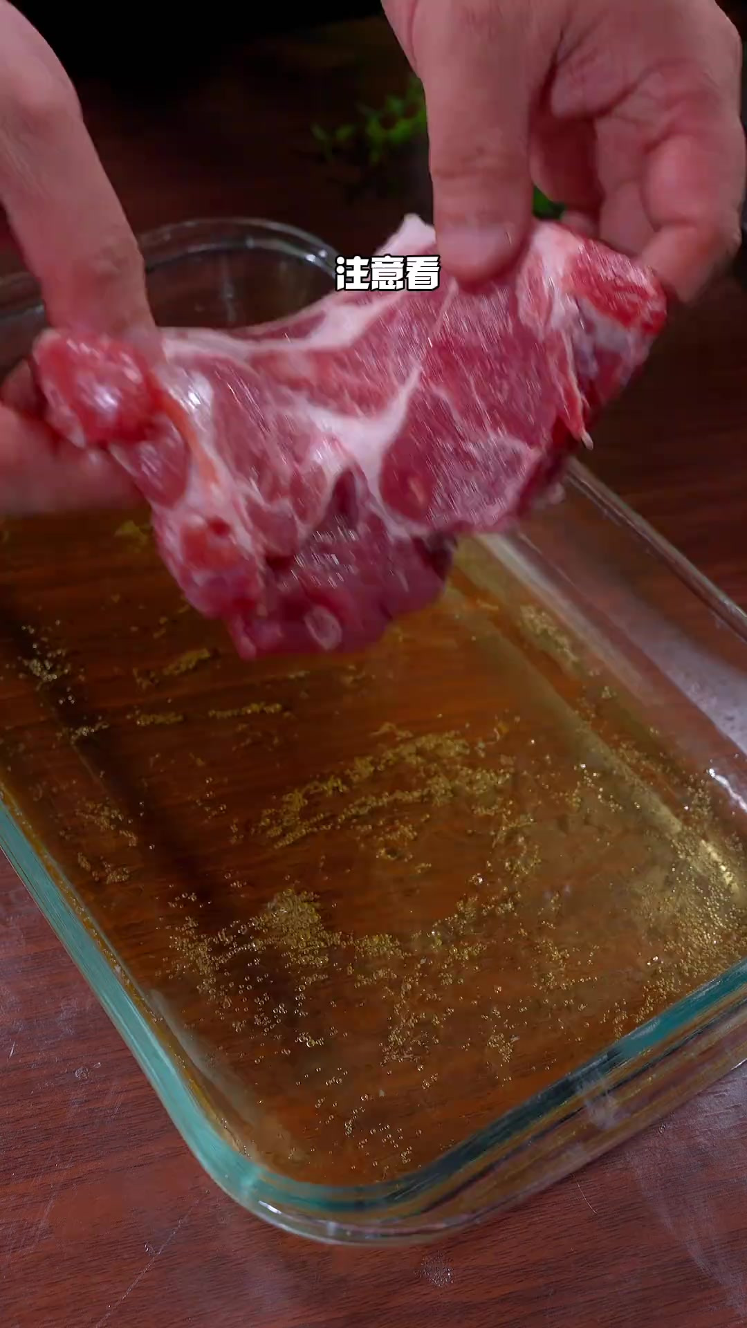 把猪肉放在啤酒里泡一泡，做出来竟是港式茶餐厅的招牌菜