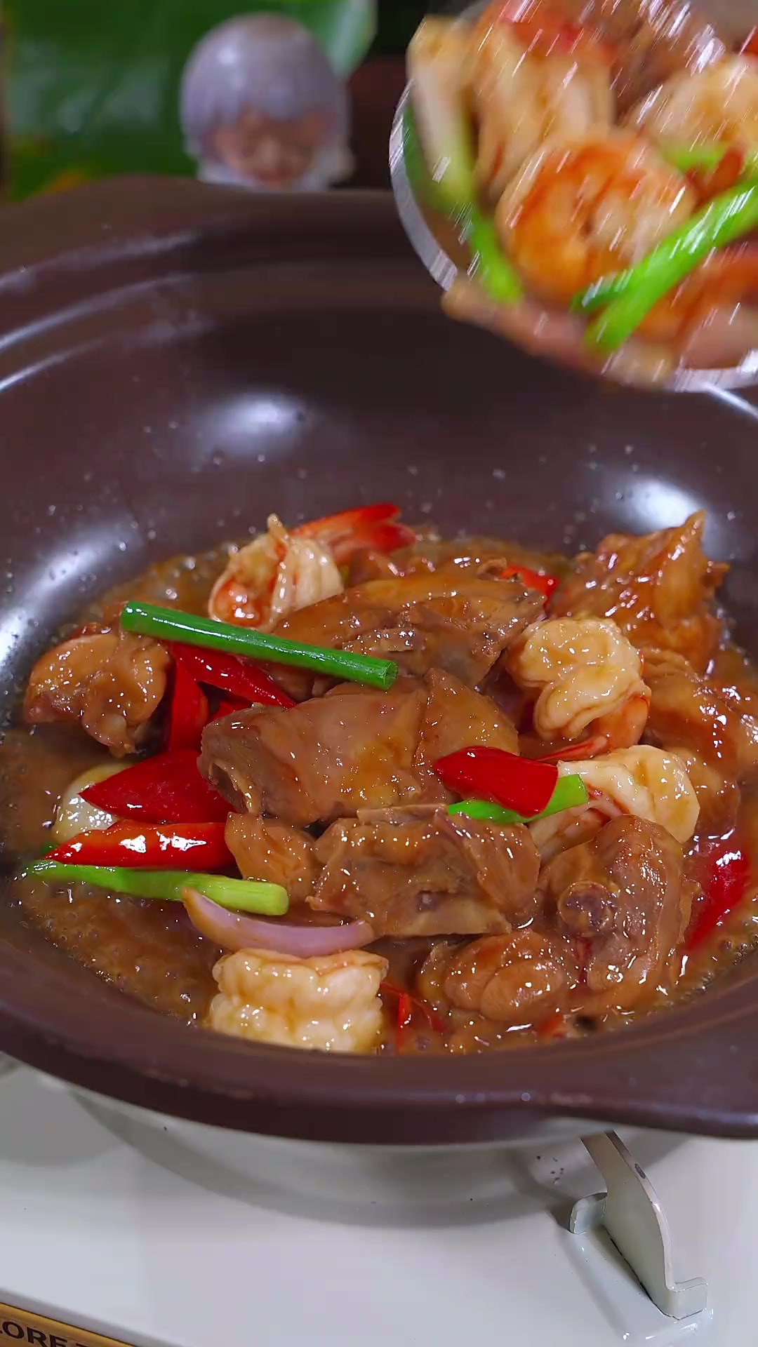 广东经典粤菜，鲍汁大虾焖鸡，鸡肉鲜嫩多汁，口感层次丰富，鲍鱼