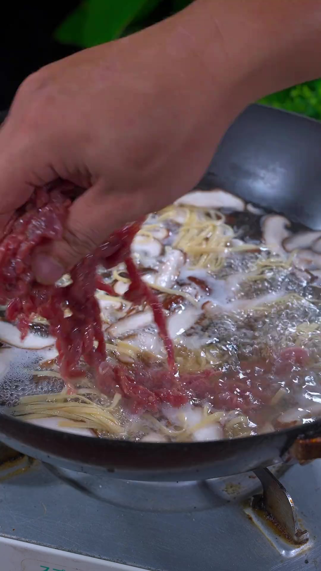 下班不爱做饭,你可以试试这个黑椒牛肉酸辣汤,酸酸辣辣的,营养