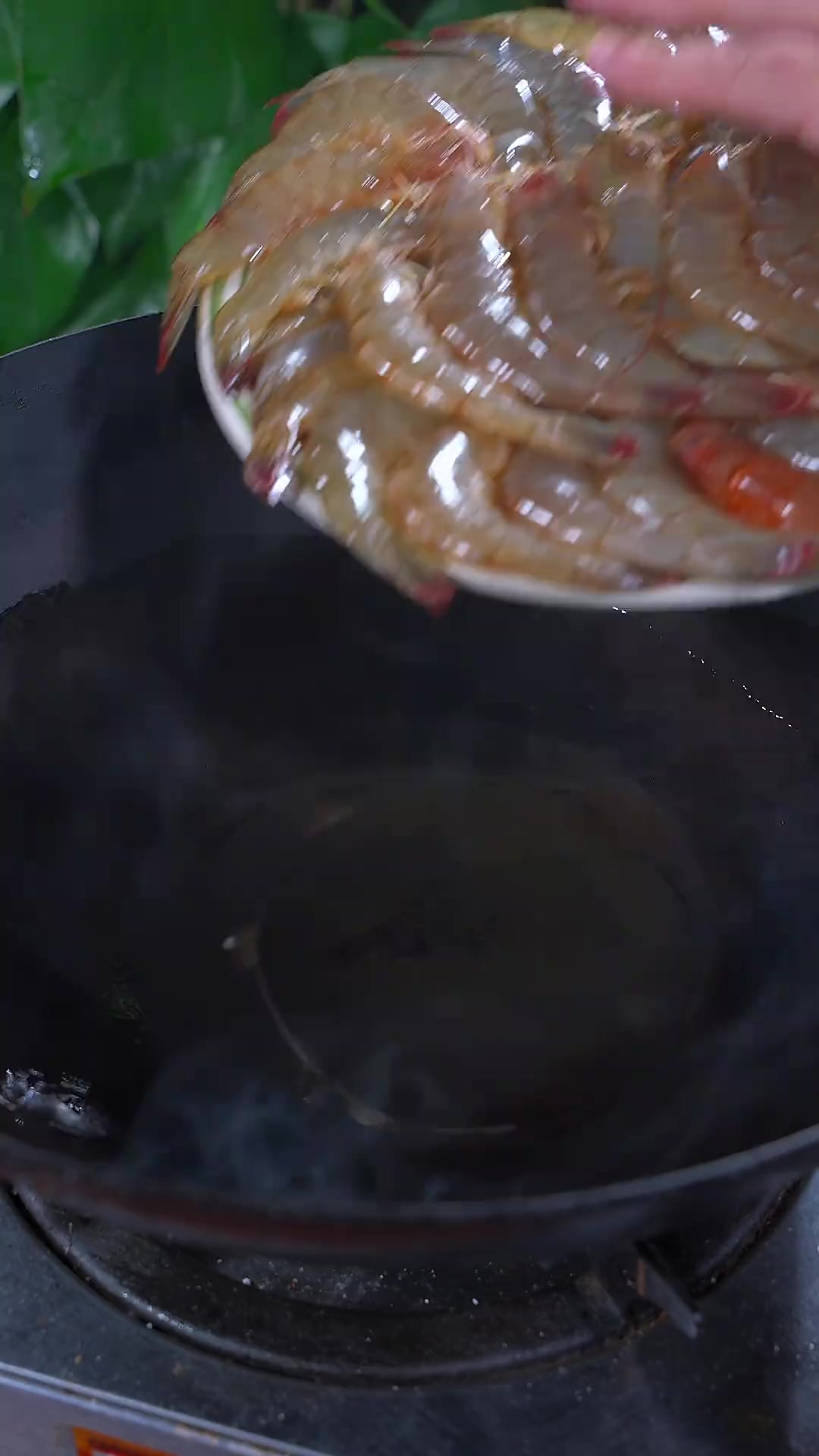 火爆江浙沪的油爆大虾,酸甜咸鲜,酥脆入味,下酒又下饭,太好吃