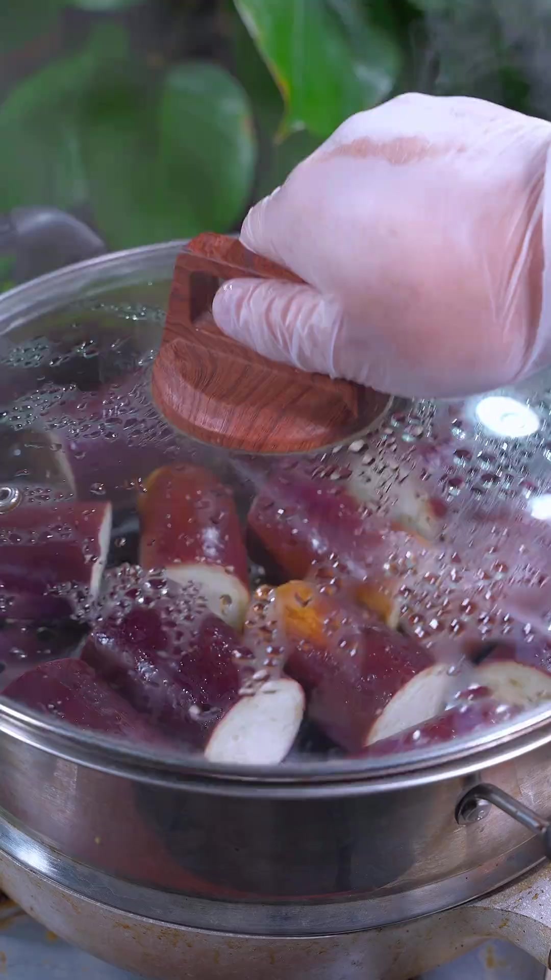 把茄子上锅蒸一蒸,出锅就是北方最好吃的小咸菜,蒜香浓郁,吃粥