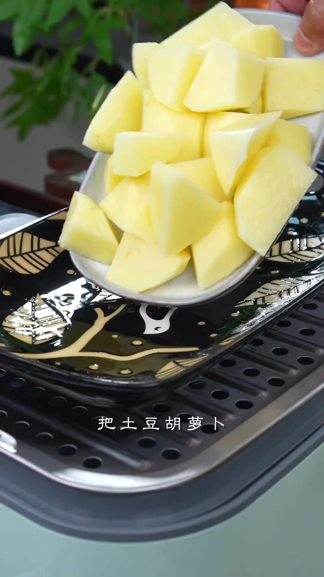 西餐厅同款竟能在家做?土豆泥+大虾+蔬菜沙拉汁,低卡晚餐卷走