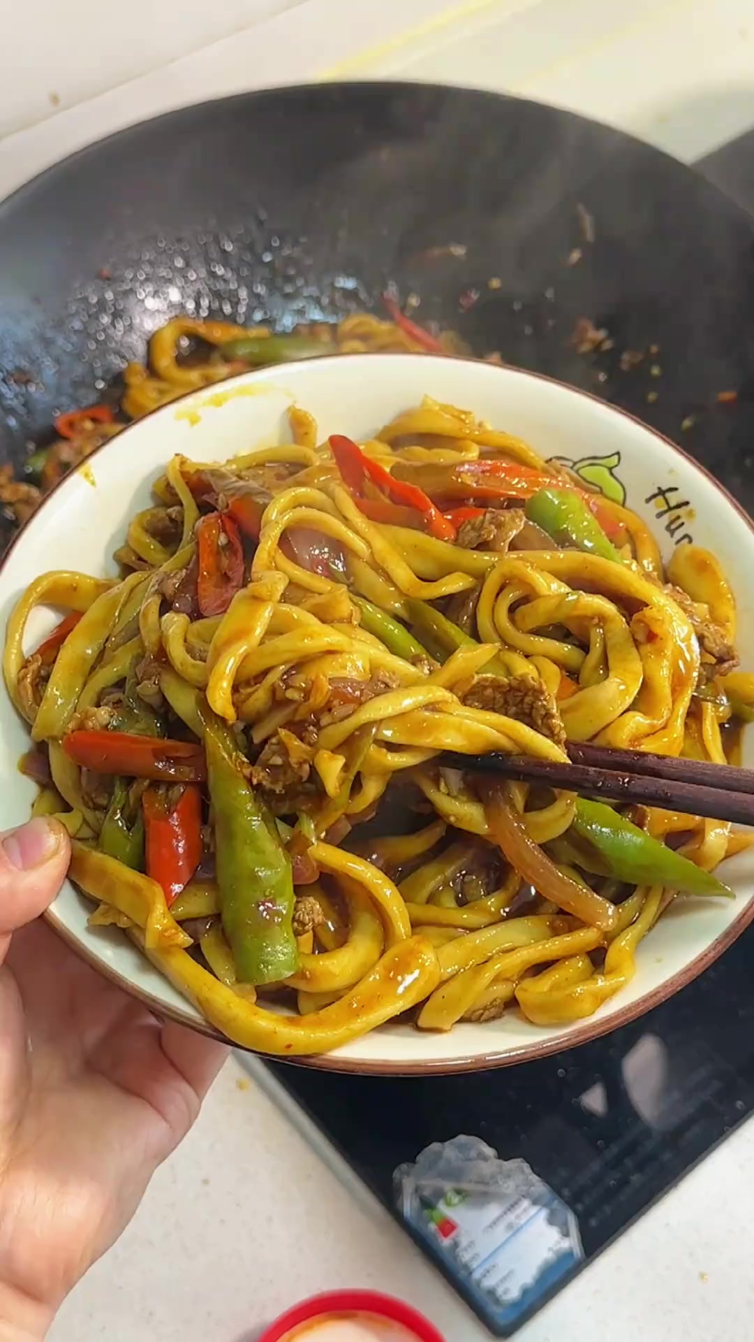 在新疆吃过一次至今难忘的羊肉炒拉条子！太香了！香香辣辣太绝了