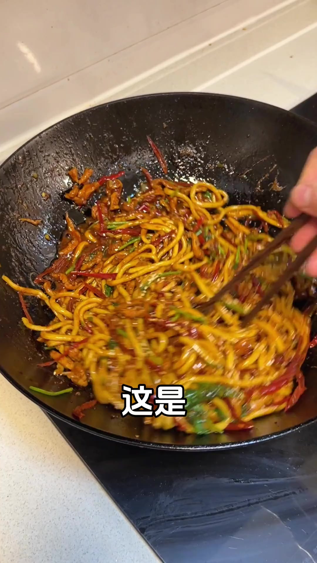 没胃口的时候一定要试试这个香辣肉丝炒面,香辣过瘾,根本停不下