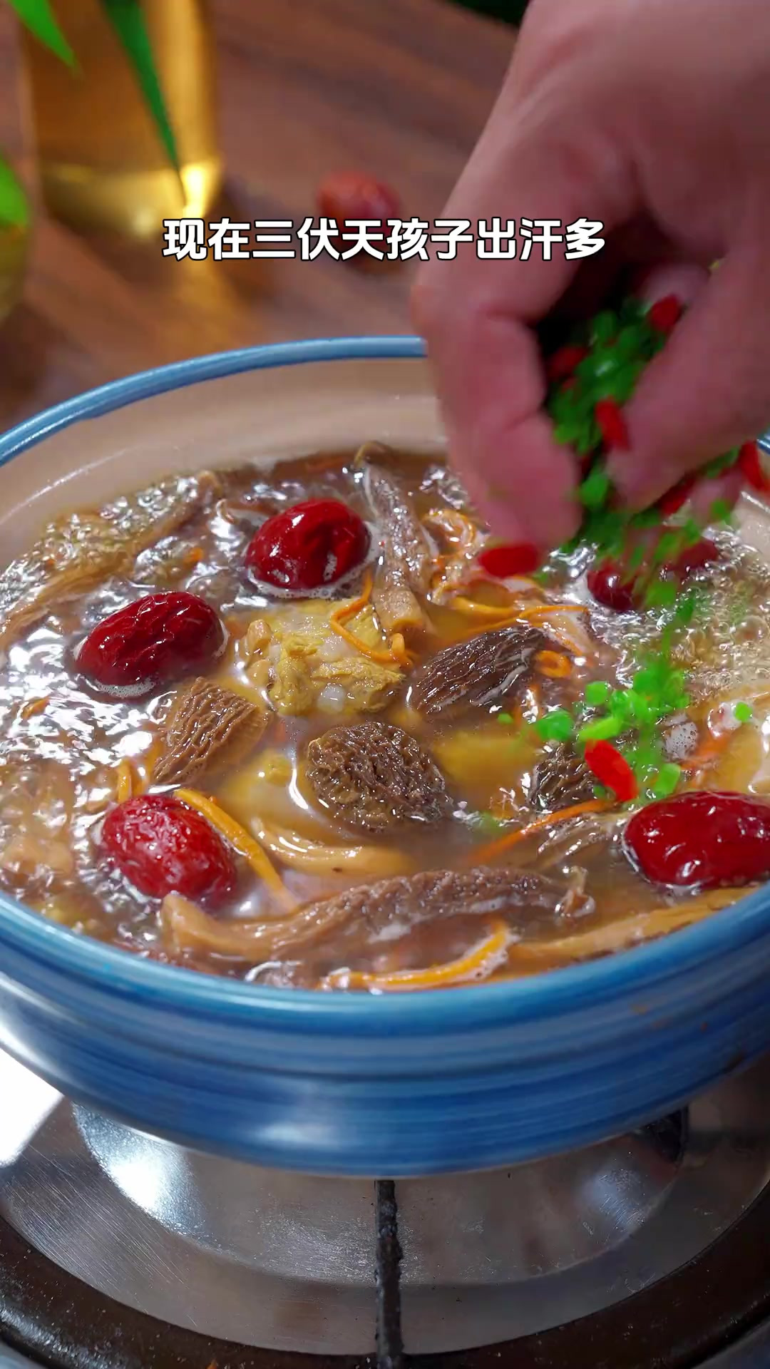 菌菇排骨汤这个季节一定要喝，汤鲜味美，做法简单又好喝