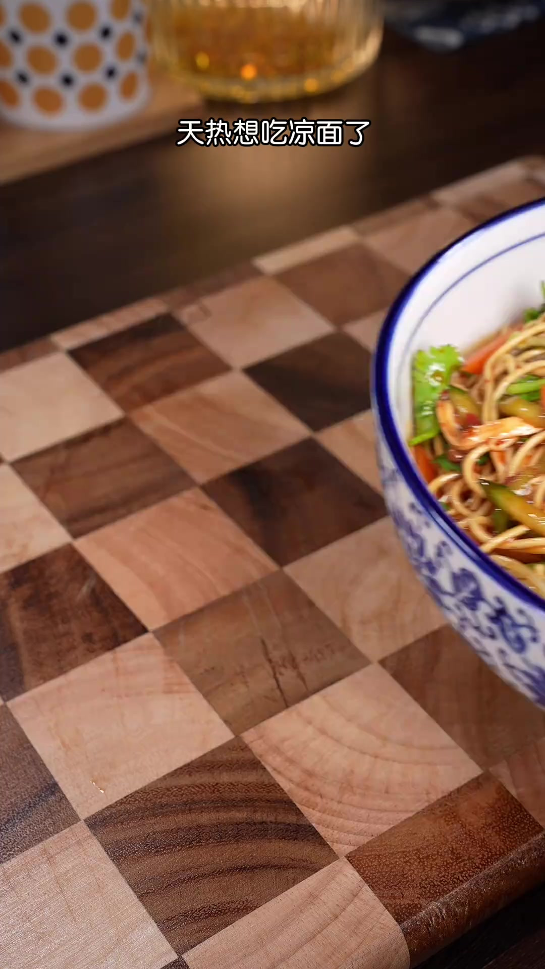 夏日必备爽口鸡丝凉面，酸辣过瘾，吃一个夏天都不腻