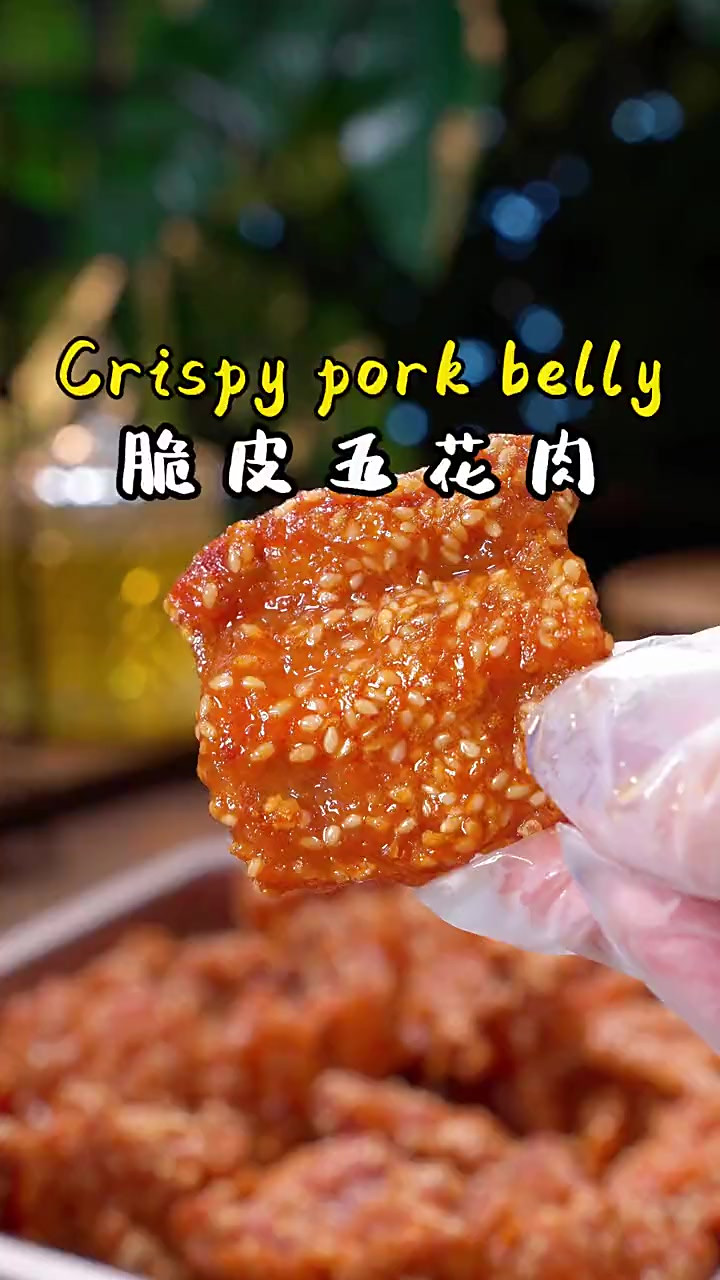 脆皮五花肉 你可看好了，往猪肉里淋上一碗鸡蛋液，这是最近网上