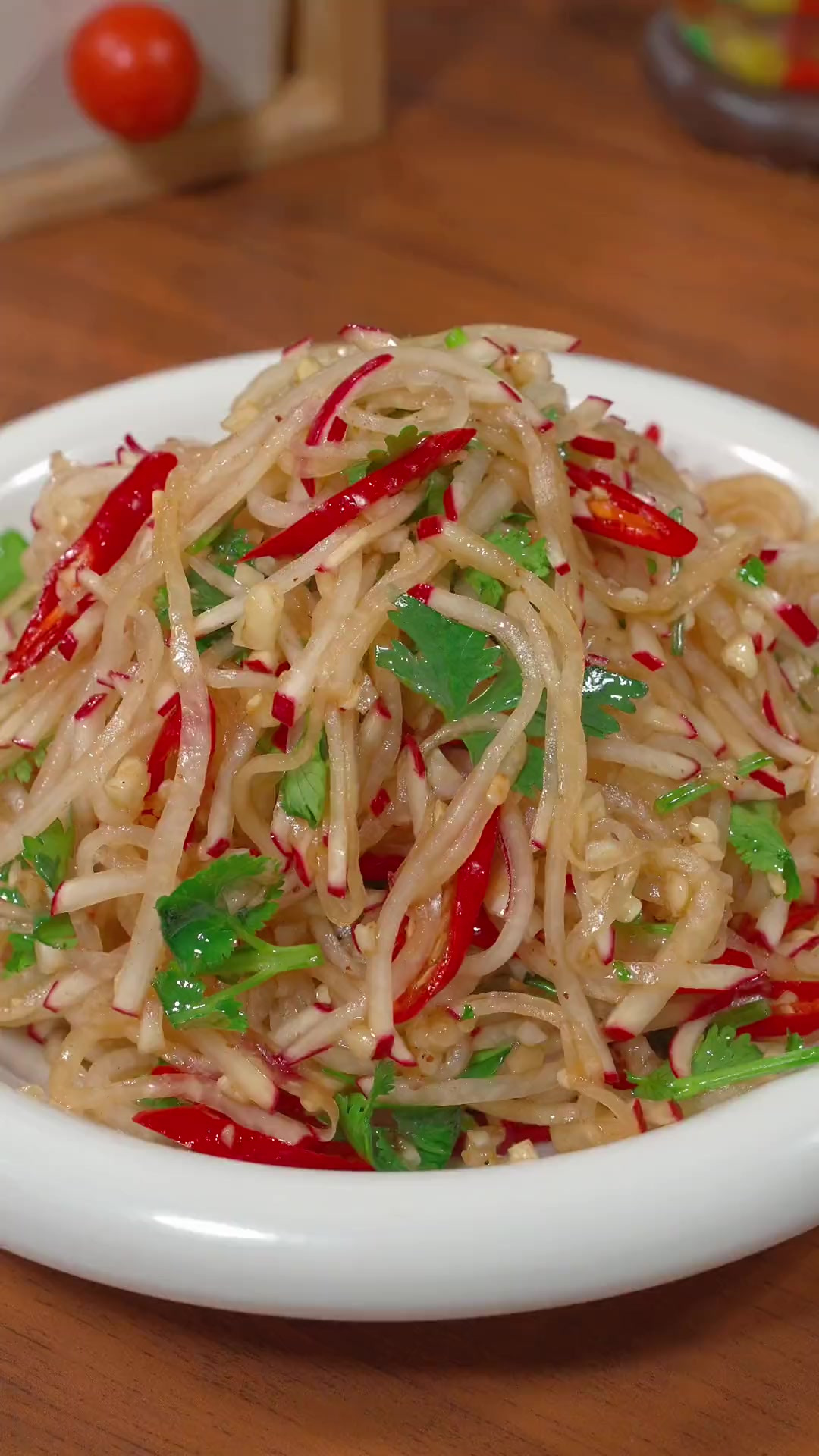 萝卜买回来别在直接吃了，像我这样做个凉拌萝卜丝，酸辣爽口，好