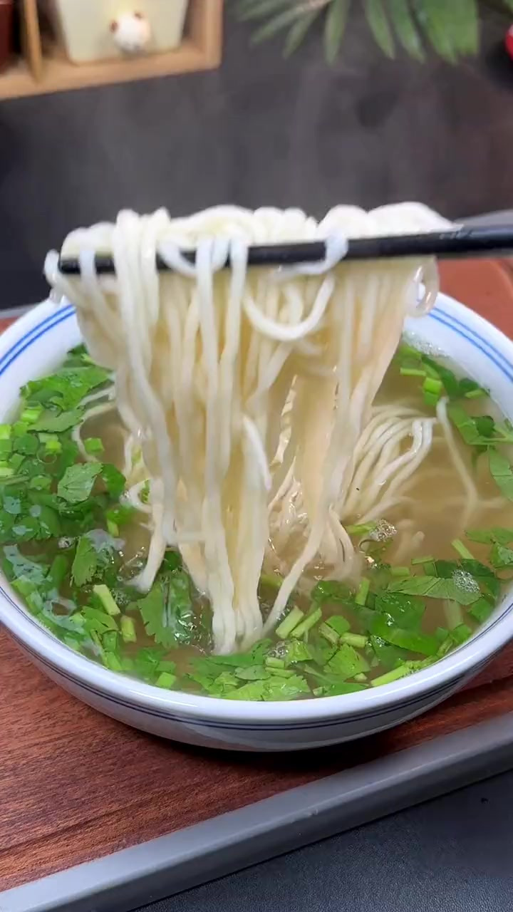 下班几分钟就可以搞定一碗地地道道的兰州拉面，香喷喷的味道，跟