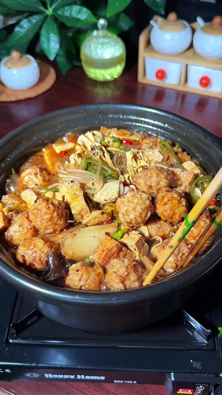 不知道吃什么的时候,那就做一锅热乎乎的砂锅丸子烩菜吧