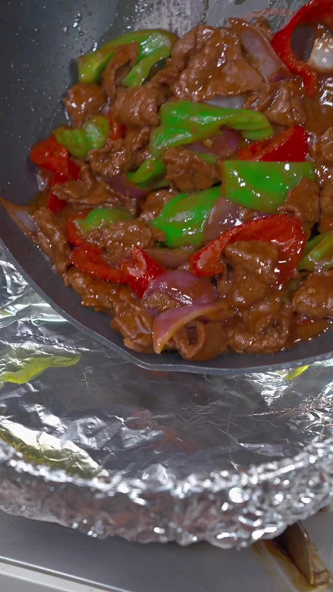 过年期间少不了招待亲朋好友，你试试这道铁板牛肉，鲜嫩多汁，可