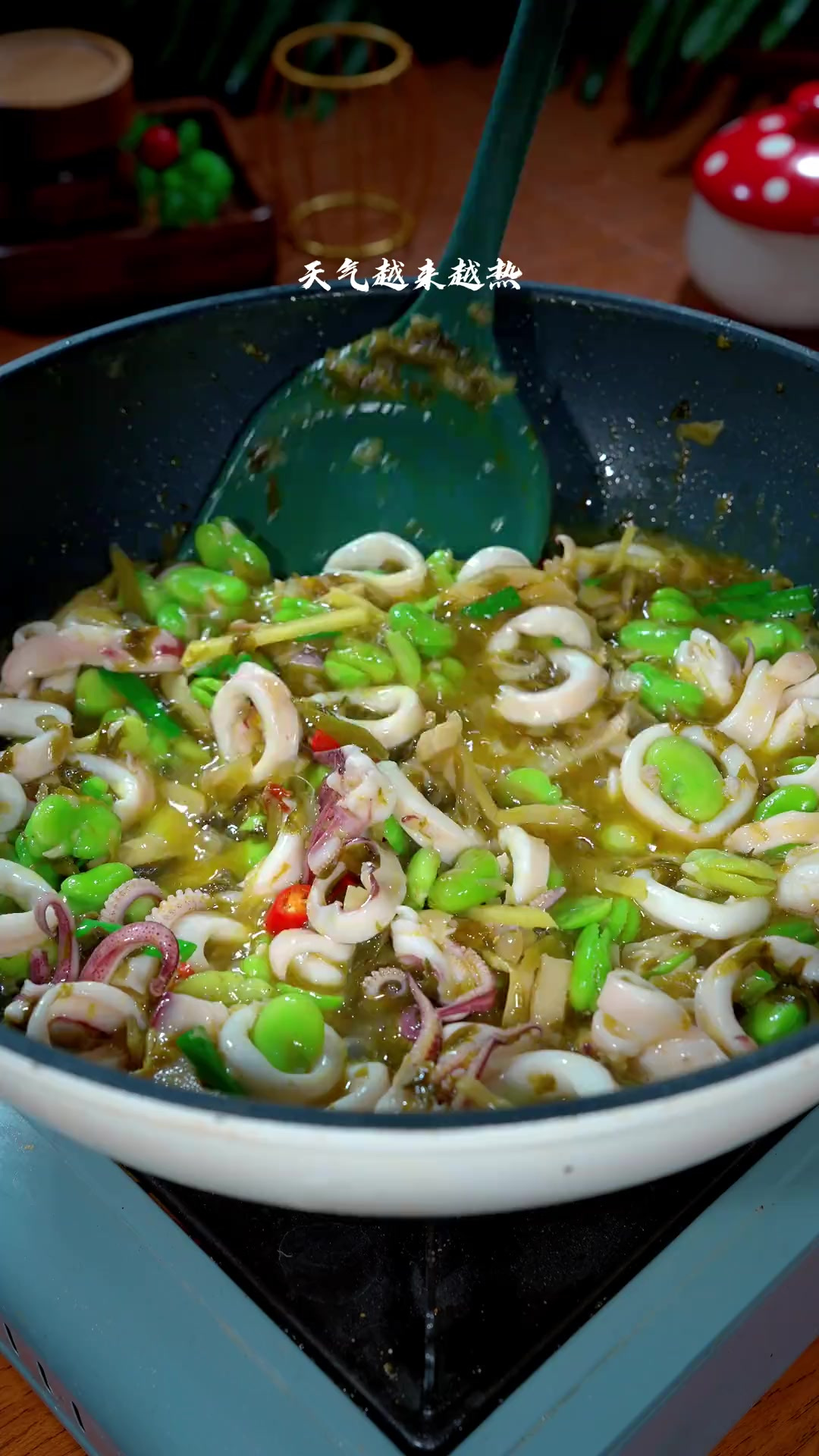 雪菜豆瓣烧鱿鱼做法 天气越来越热,在家吃饭没有胃口的时候,那