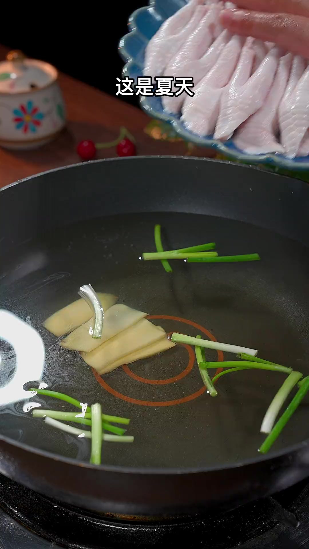 这是夏天大家都爱吃的酸辣柠檬鸡爪，原来做法这么简单～酸辣开胃