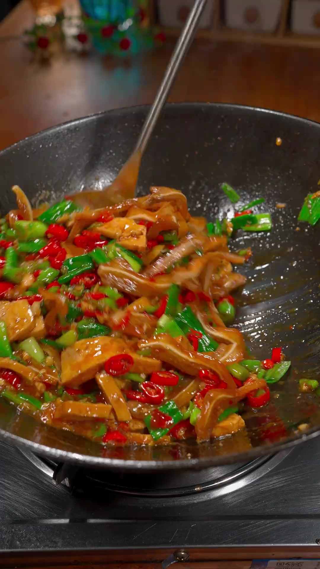 湘菜馆必点的卤猪耳炒香干,香辣美味,超级下饭菜