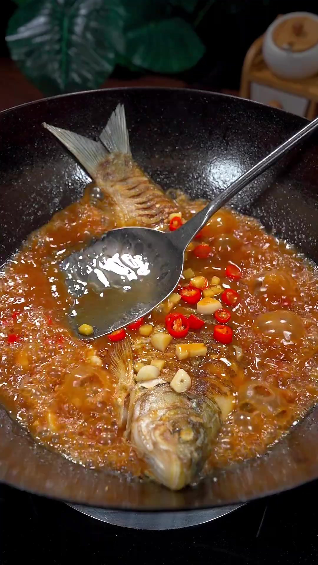 喜欢吃鱼的 可以试试这个红烧大鳊鱼 肉质细腻 汤汁拌饭能三碗